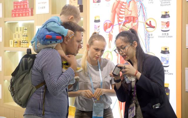 資料圖片：客商在廣交會上參觀選購商品。（新華社發）